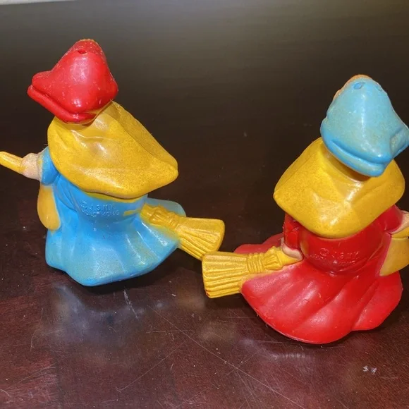Vintage Witches Salt and Pepper Shakers JSNY Hong Kong (RARE) Disney - Picture 4 of 9